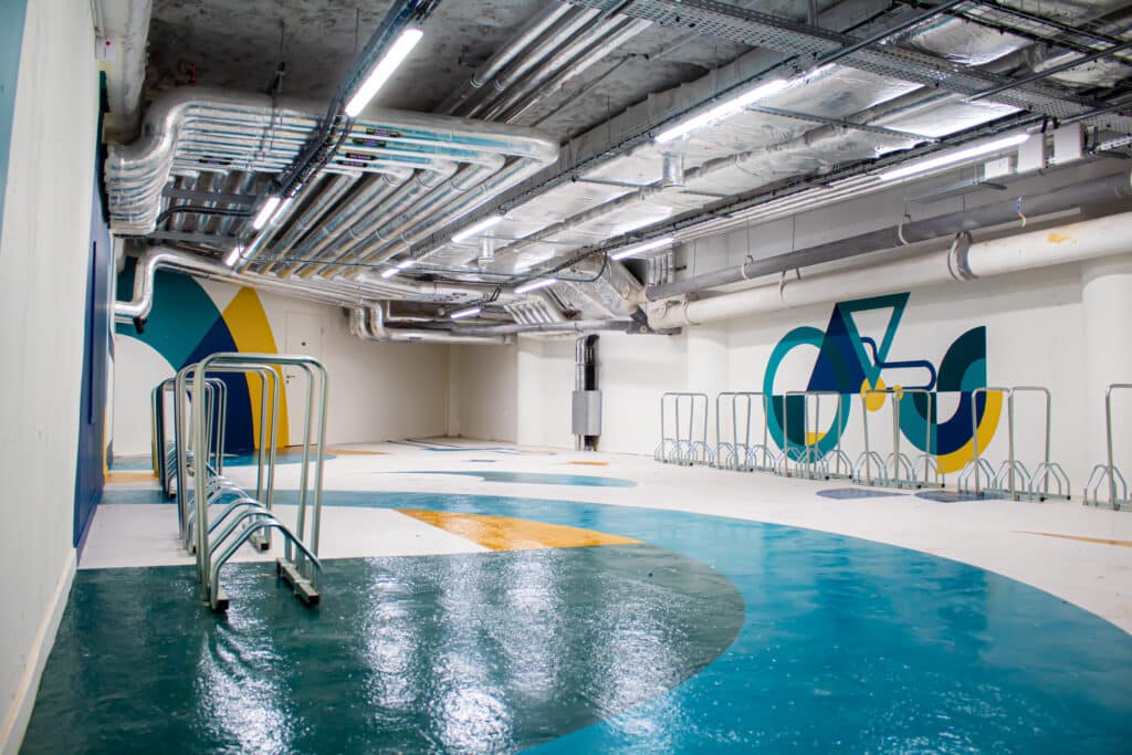 Local à vélo avec fresque aux murs et sol