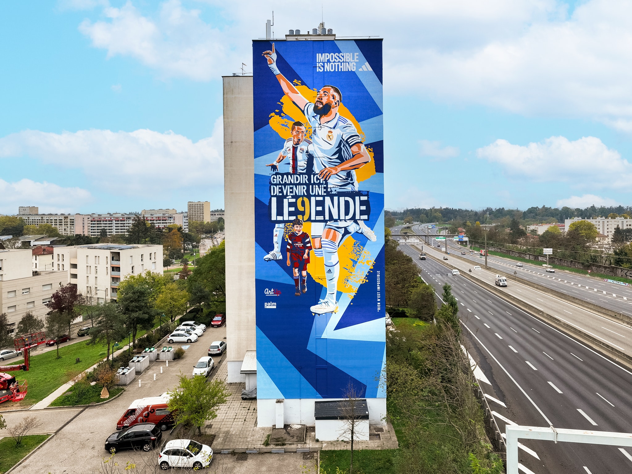 Adidas-fresque-facade-Karim-benzema-bron